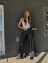 Jean súper wide de denim azul oscuro con pespuntes a contratono y cinturón desmontable con ojalillos metálicos.