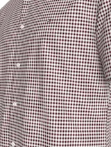 Camisa de manga corta Tommy Hilfiger con cuello abotonado y cierre frontal de botones. Presenta un diseño de cuadros gingham en tonos blanco y bordó, con el logo de la marca bordado en el pecho.