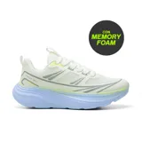 Championes deportivos American Sport modelo Brennan, en color blanco con suela chunky celeste y detalles en amarillo flúor y gris. Cuentan con capellada de malla transpirable y tecnología Memory Foam.