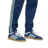 Pantalón deportivo adidas de la selección de Alemania, color azul marino con franjas laterales claras. Presenta cintura elástica, logo de la marca y escudo del equipo en los laterales.