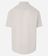 Camisa de corte relajado para hombre, confeccionada en una mezcla de cáñamo y algodón. Presenta cuello inglés, manga corta, cierre frontal con botones y un bolsillo en el pecho con una pequeña etiqueta aplicada.