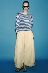 Camiseta rústica de algodón con diseño de rayas horizontales en azul marino y blanco, de corte oversize, cuello barco y manga larga.