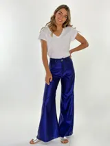 Pantalón de lino color naranja, de corte palazzo y tiro alto.