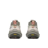 Championes de senderismo Merrell modelo Speedarc Matis, color gris claro con detalles en verde militar y naranja. Parte superior de malla transpirable y TPU, con entresuela de espuma con efecto moteado y suela de caucho Vibram.