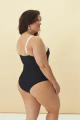 Malla enteriza de diseño bicolor, con cuerpo en color bordó y escote redondeado con borde en color blanco. Presenta breteles anchos y corte de pierna clásico.