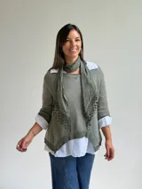 Sweater de punto fino en color verde oliva, con diseño de cuello redondo y mangas tres cuartos. Incluye un pañuelo a juego con detalles de encaje en los bordes, que puede utilizarse como accesorio para el cuello.