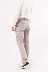 Pantalón chino gris claro, corte slim fit, con bolsillos laterales y traseros.
