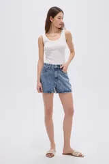Short de denim azul con acabado acid wash y apliques de strass. Presenta tiro alto, diseño relaxed y bolsillos clásicos.