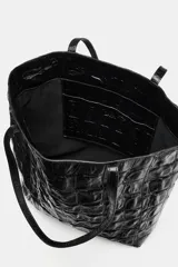 Bolso tipo shopper de cuero en color bordó con textura y estampado tipo cocodrilo. Cuenta con doble asa de hombro y un compartimento principal amplio con bolsillo interior.