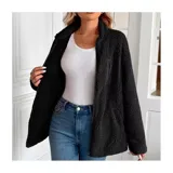 Campera de corderito color blanco, con cuello alto, cierre frontal completo y un bolsillo en el pecho con cierre.