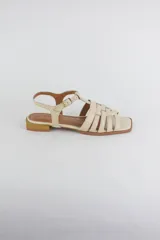 Sandalias de cuero color negro, de suela plana, con tiras entrelazadas en la capellada y tira ajustable en el talón con hebilla metálica.