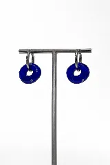 Aros tipo argolla con dije de vidrio en forma de dona color azul intenso, montados sobre una estructura de plata 925.