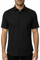 Camisa negra de manga corta, con cuello clásico, cierre frontal con botones y bolsillo ojal en el pecho.