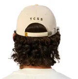 Gorra de visera curva color blanco, confeccionada en pana de algodón, con bordado en contraste y cierre ajustable.