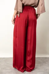 Pantalón palazzo italiano de satén de seda color visón, con bolsillos laterales y cintura elastizada.