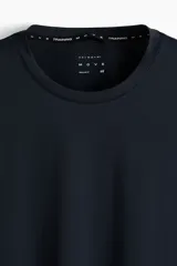 Remera deportiva de malla funcional con tecnología DryMove, de corte estándar, cuello redondo y manga corta, diseñada para absorber el sudor durante el entrenamiento.