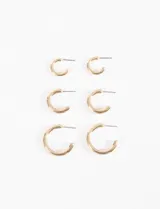 Set de tres pares de aros tipo argolla gruesa (bold), en tono dorado. Los aros vienen en tres tamaños diferentes: pequeños, medianos y grandes.