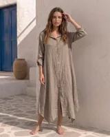 Vestido camisero largo y amplio, color rojo, de manga larga con presilla para arremangar, cuello camisero y cierre frontal con botones de nácar.