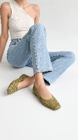 Chatitas de cuero color verde pistacho con diseño calado geométrico en toda la superficie y punta cuadrada.