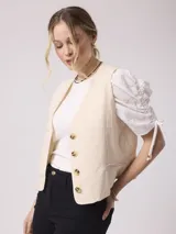 Remera blanca de algodón con mangas abullonadas de plumeti y lazos ajustables en los puños.