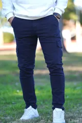 Pantalón cargo azul marino de corte ajustado, con bolsillos laterales en las piernas.