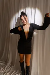Vestido corto confeccionado en tul y lycra con estampado animal print de serpiente, escote en V pronunciado y mangas largas con diseño acampanado.