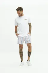 Short de baño con estampado de rayas verticales en tonos pastel, cuenta con cintura fija con botón, bolsillos laterales y un bolsillo trasero. Confeccionado en tela ligera de secado rápido con logo bordado.