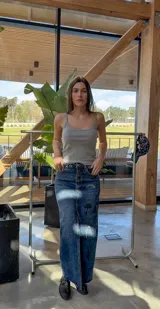 Musculosa de tirantes finos, color gris jaspeado, de corte ajustado y tejido acanalado.