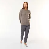 Pantalón de corte recto y tiro alto en color gris, con diseño clásico de vestir, pinzas frontales y cierre oculto.