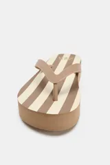 Sandalias tipo ojotas color marrón con plataforma gruesa a rayas horizontales blancas y marrones.