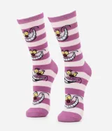 Par de medias de caña larga rayadas en color lila y blanco, con estampado del Gato Risón de Alicia en el País de las Maravillas. Confeccionadas en algodón sostenible.