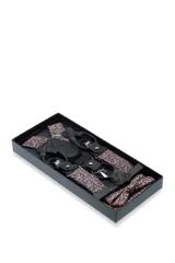 Set de tirantes con moño y pañuelo de bolsillo, color azul con estampado floral en tonos grises. Los tirantes son ajustables y tienen apliques para abrochar a botones o pinzas metálicas para sujetarlos al pantalón.