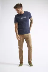 Pantalón de corte slim con diseño de cinco bolsillos y logo bordado. Confeccionado en tejido de algodón con spandex para mayor comodidad.