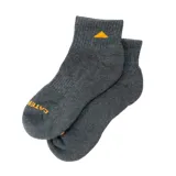 Calcetines cortos grises con logo de Caterpillar en la puntera y suela acolchada.