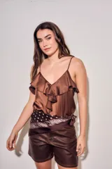 Musculosa de satén color marrón, con escote en V, tirantes finos y detalle de volados frontales.