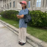 Bolso tipo tote negro de eco cuero con doble asa de hombro y cierre superior.