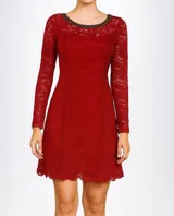 Vestido corto de encaje rojo con cuello redondo y mangas largas.