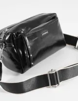 Bandolera de cuero vegano color bordó, con diseño rectangular, múltiples compartimentos con cierre y correa larga regulable.