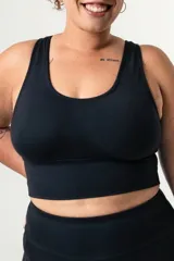 Top deportivo de color azul francia, con escote redondo y breteles anchos. Presenta un diseño de faja ancha en la parte inferior para mayor sujeción y ajuste al cuerpo.