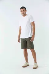 Bermuda tipo chino de gabardina texturizada, con diseño de cinco bolsillos, cierre de cremallera y botón.