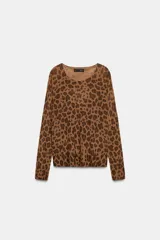 Jersey de punto fino, manga larga y cuello redondo, con estampado de leopardo en tonos marrones.