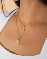 Conjunto de collar en oro 18k compuesto por una cadena fina de eslabones y un dije en forma de corazón con incrustaciones de circonias.