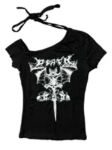 Remera negra de corte ajustado, con diseño asimétrico de tiras para anudar al cuello y estampa frontal de estilo metal en blanco.