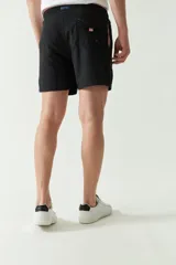 Short de baño liso de corte clásico, con cintura elástica ajustable mediante cordón. Cuenta con dos bolsillos laterales y uno trasero, confeccionado en tejido ligero de secado rápido con logo bordado.