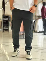 Pantalón cargo de gabardina color azul marino, de corte recto y múltiples bolsillos laterales.