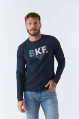 Remera gris de manga larga con cuello redondo y estampado frontal con las letras "BKF" en azul y negro.