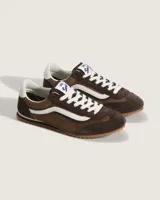 Championes Vans modelo Super Lowpro, de perfil bajo inspiradas en las zapatillas de competición Serio. Confeccionadas en ante y material sintético color marrón, presentan detalles perforados en los laterales, la icónica banda lateral Sidestripe en blanco y suela de caucho con diseño Waffle.