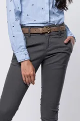 Pantalón de gabardina azul marino, de corte skinny y tiro medio, con bolsillos laterales y trabillas para cinturón.