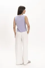 Pantalón de corte palazzo color lila, con cintura alta y bolsillos laterales.