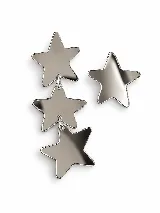 Par de aros colgantes asimétricos con diseño de estrellas en acrílico espejado plateado.